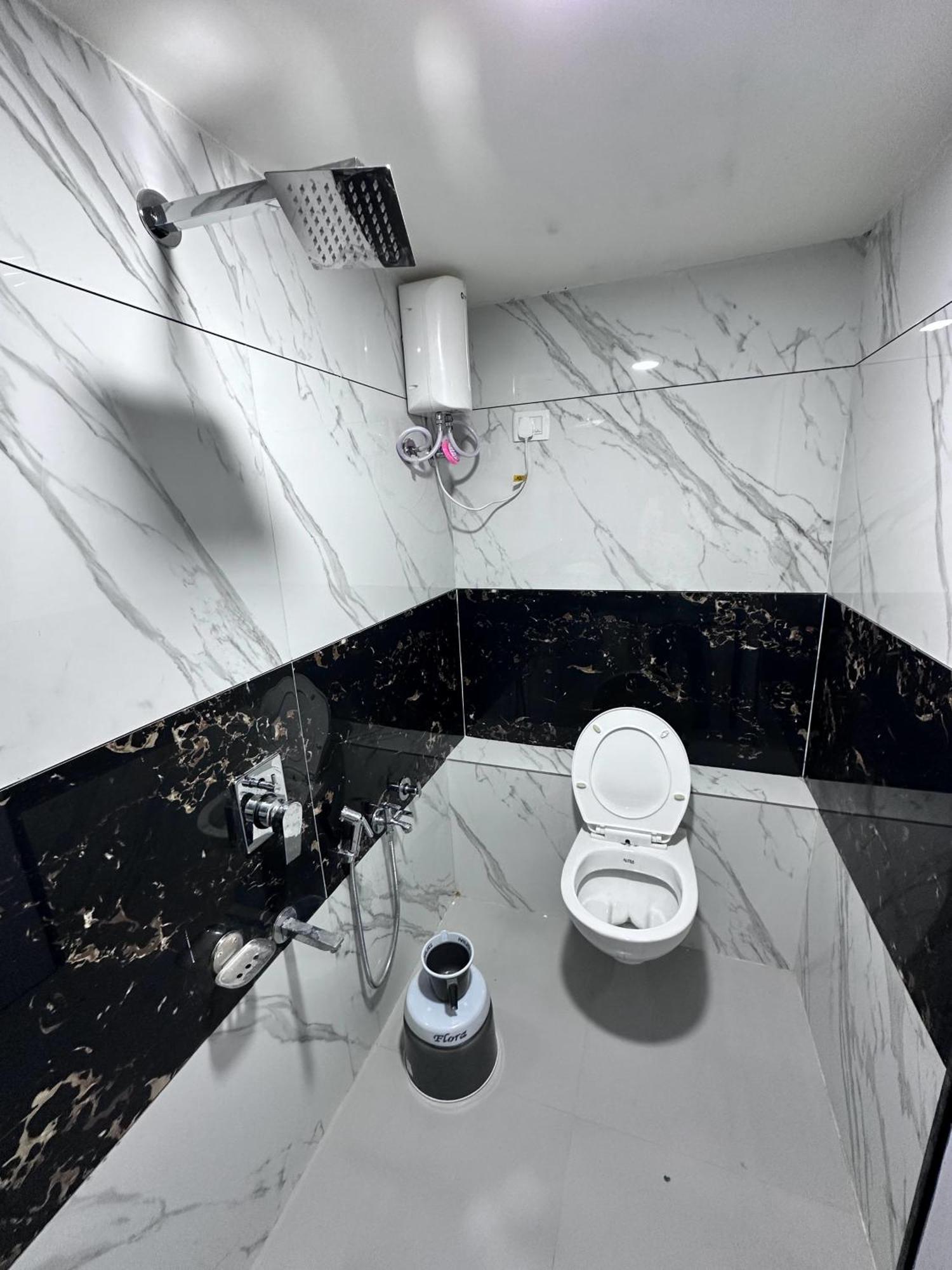 Hotel The Pacific Ahmedabad Airport エクステリア 写真