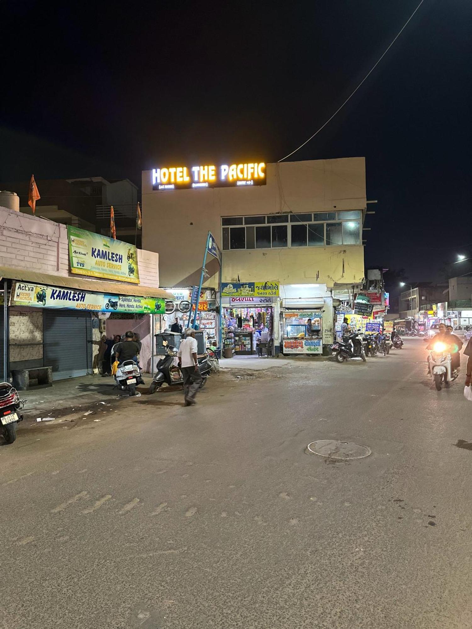 Hotel The Pacific Ahmedabad Airport エクステリア 写真