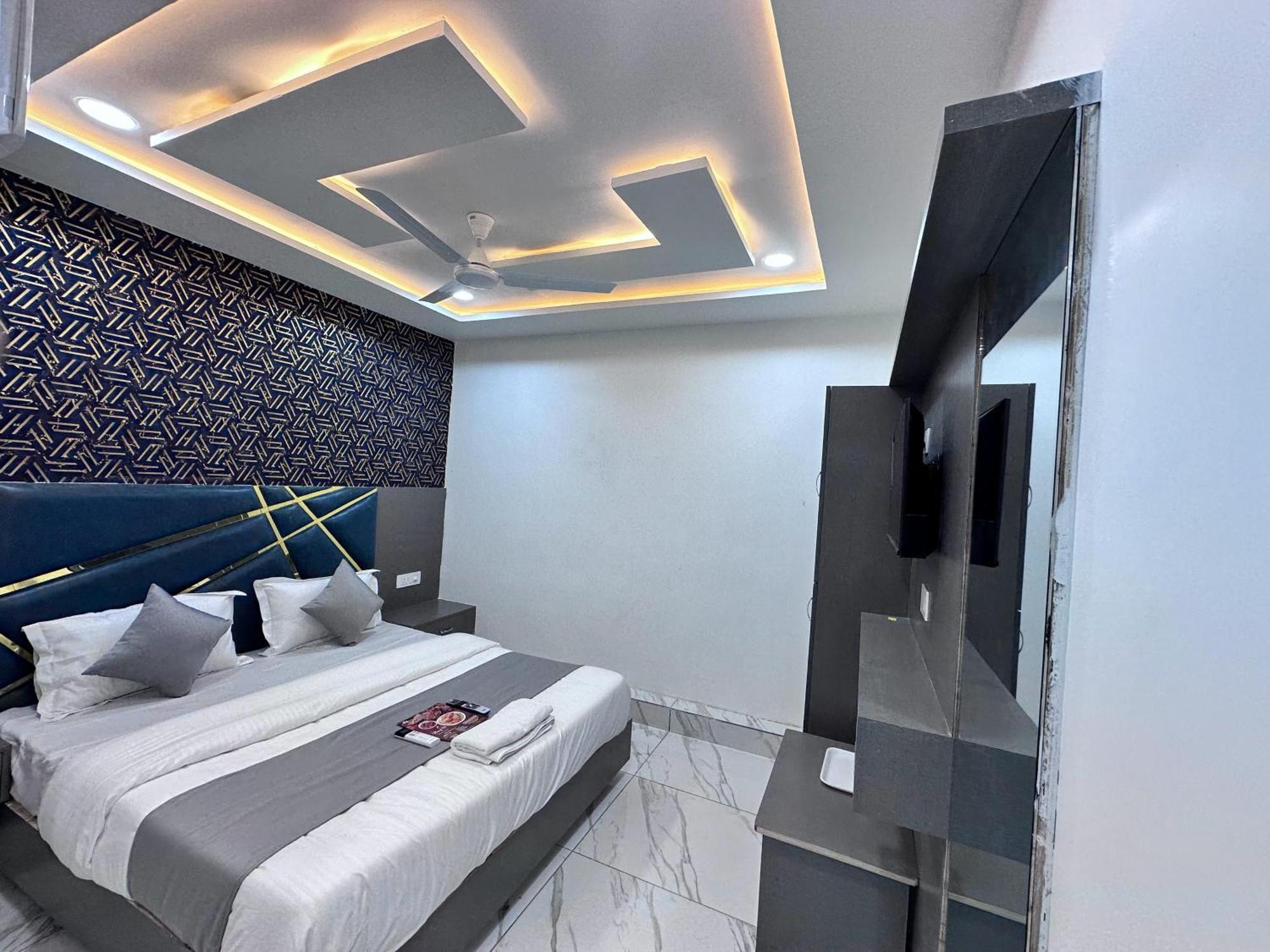 Hotel The Pacific Ahmedabad Airport エクステリア 写真