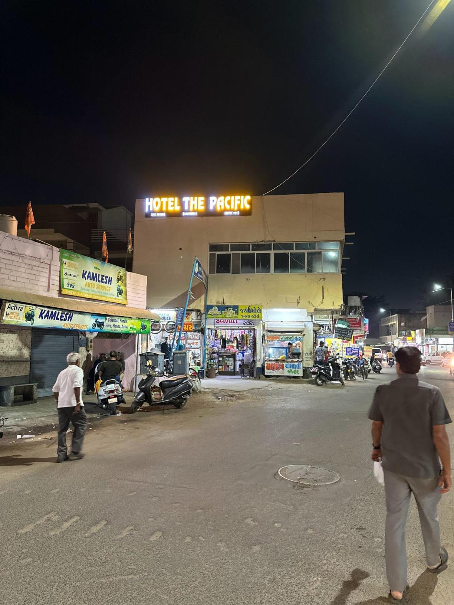 Hotel The Pacific Ahmedabad Airport エクステリア 写真