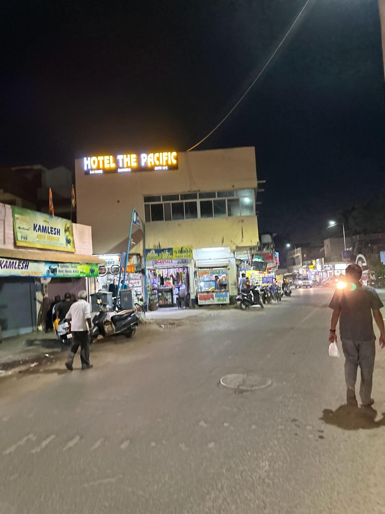 Hotel The Pacific Ahmedabad Airport エクステリア 写真
