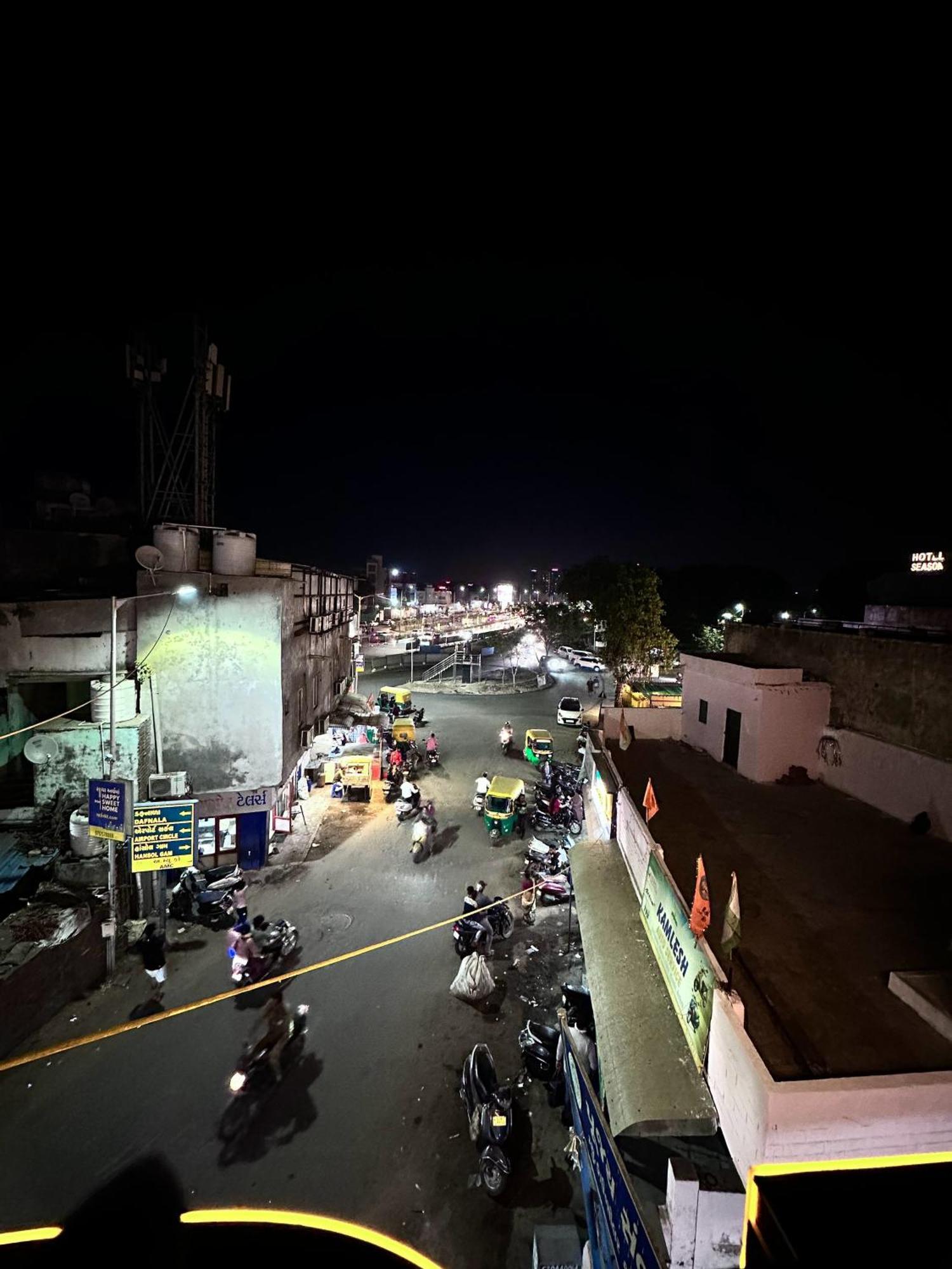 Hotel The Pacific Ahmedabad Airport エクステリア 写真