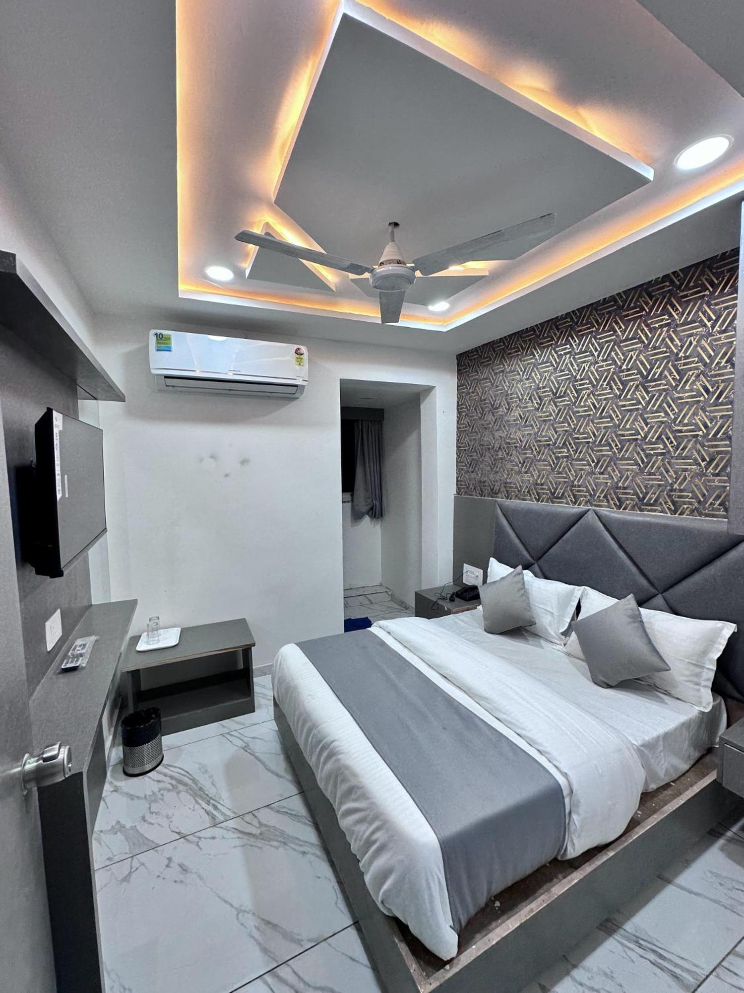 Hotel The Pacific Ahmedabad Airport エクステリア 写真