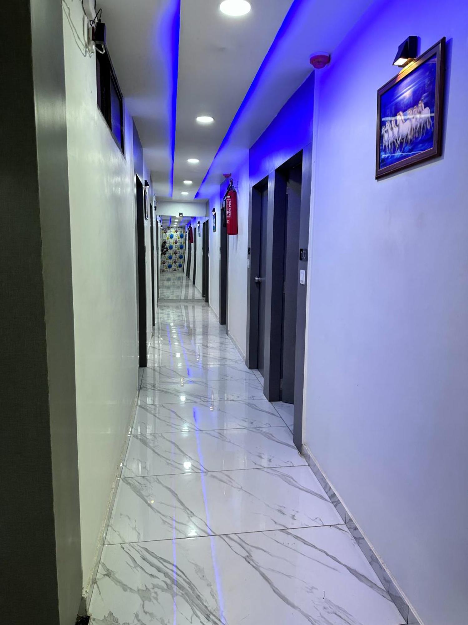 Hotel The Pacific Ahmedabad Airport エクステリア 写真