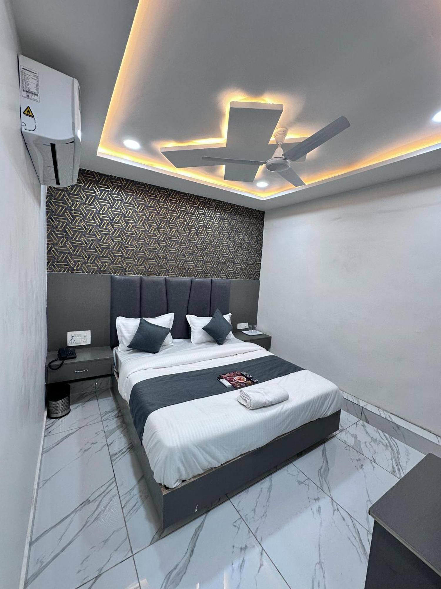 Hotel The Pacific Ahmedabad Airport エクステリア 写真