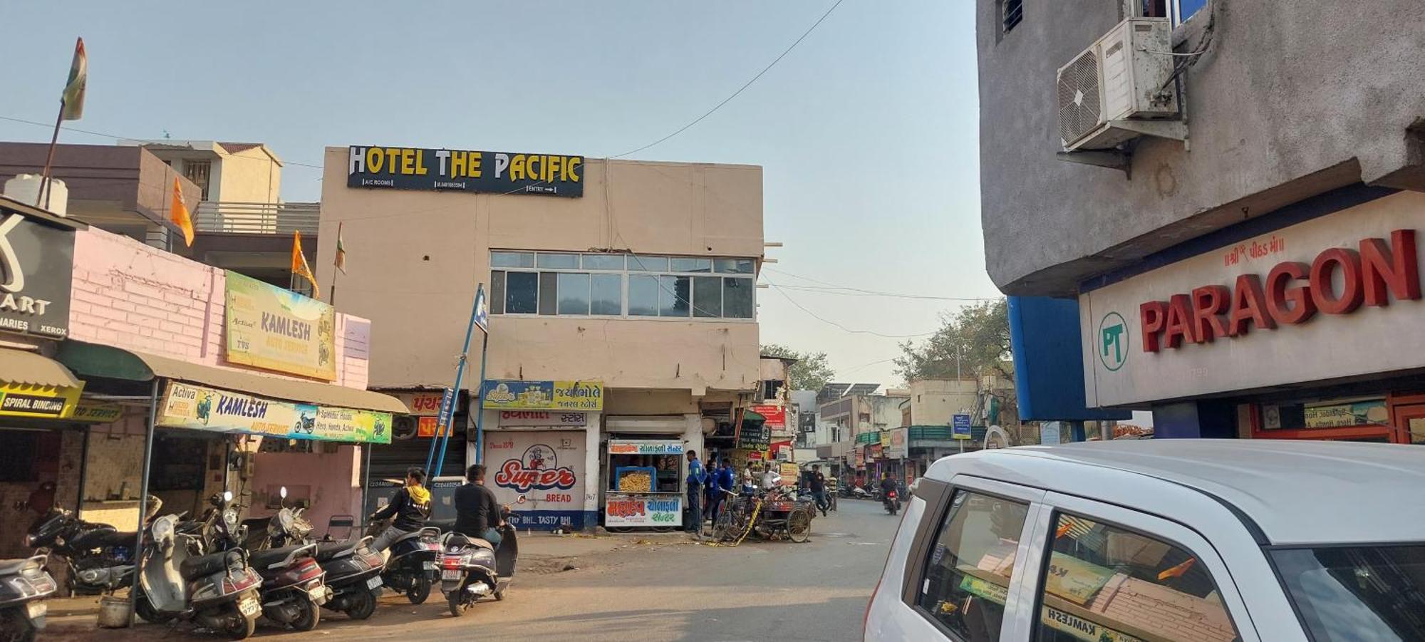 Hotel The Pacific Ahmedabad Airport エクステリア 写真