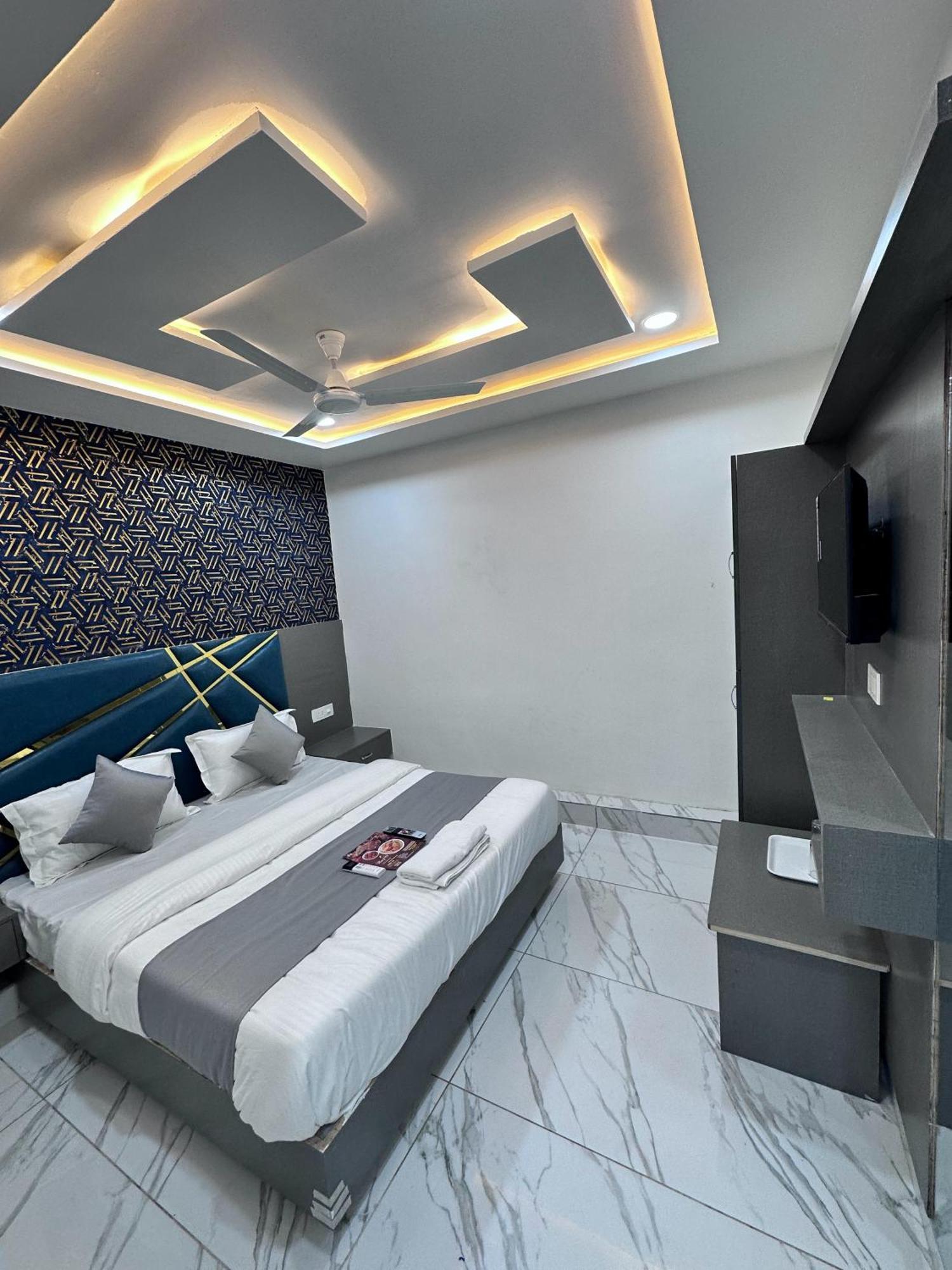 Hotel The Pacific Ahmedabad Airport エクステリア 写真